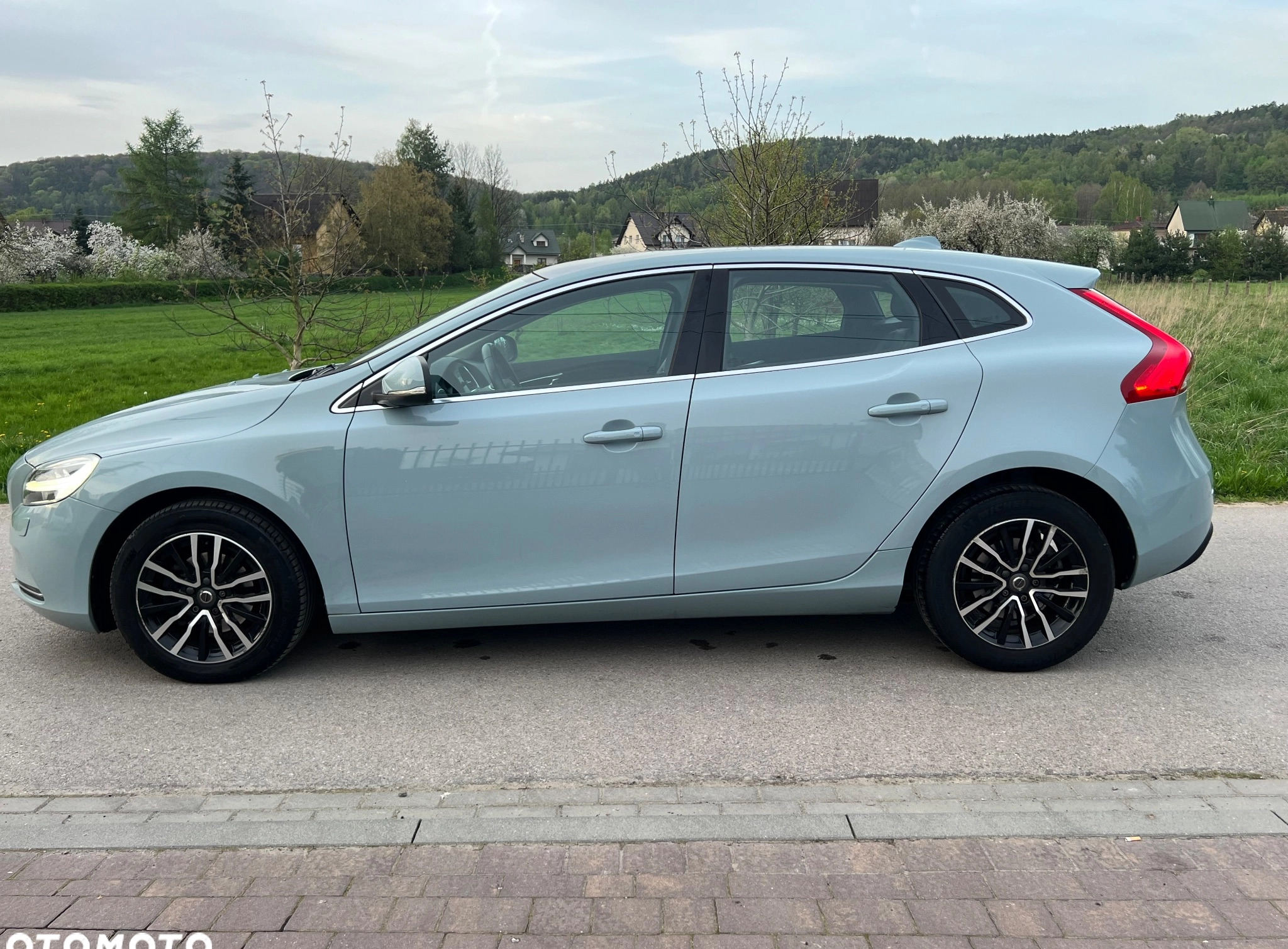 Volvo V40 cena 59900 przebieg: 165500, rok produkcji 2017 z Chrzanów małe 781